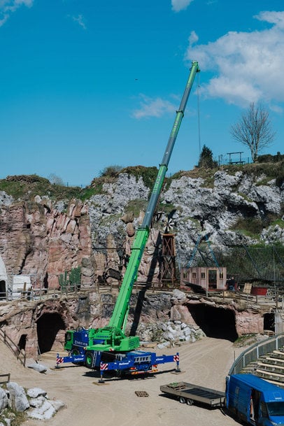 Liebherr mobile crane LTM 1090-4.2 builds backdrop for the Karl May Festival